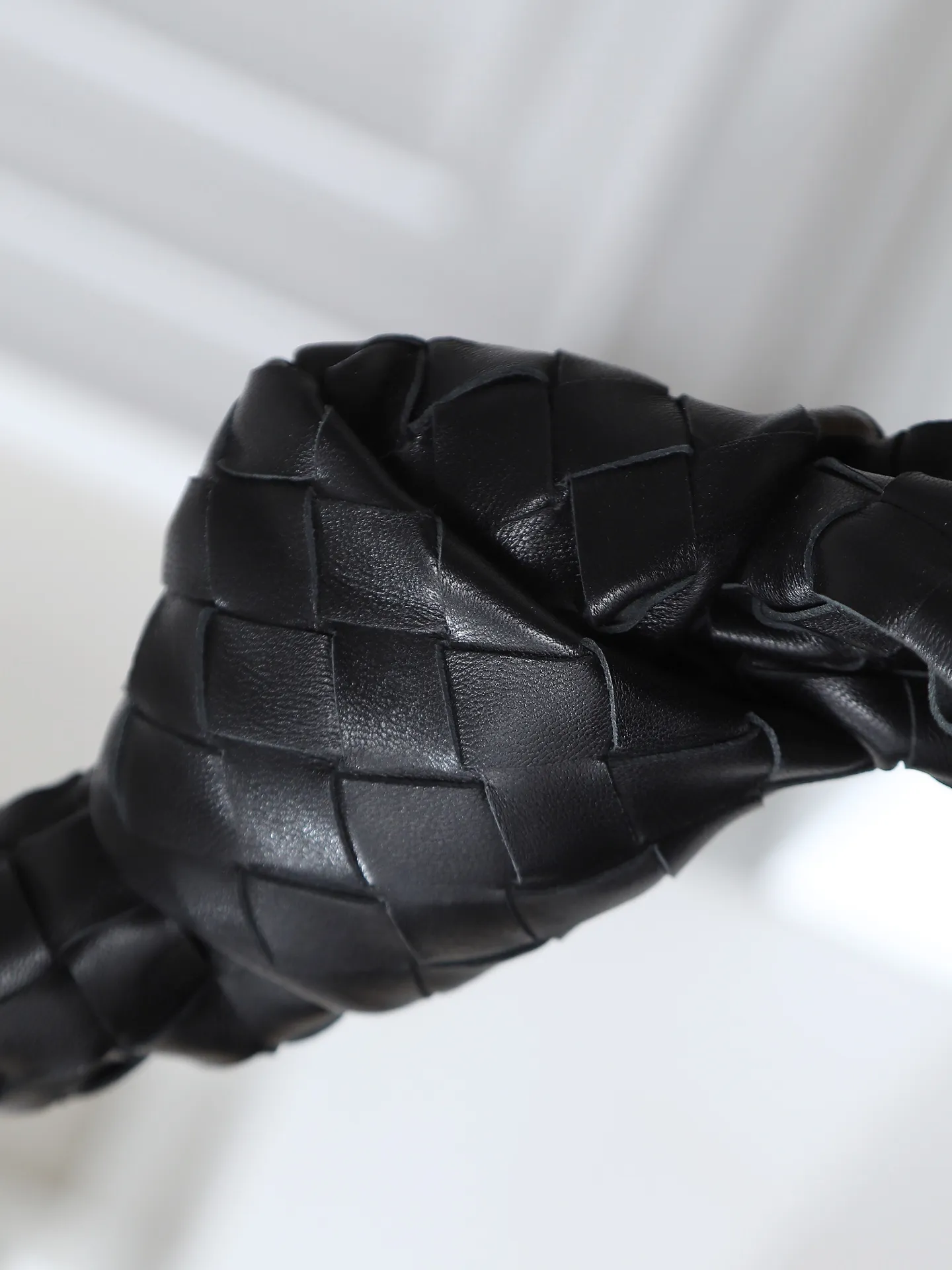 12800. 🥇 𝗝𝗢𝗗𝗜𝗘# Street style’s new favorite fashionable large size 𝙟𝙤𝙙𝙞𝙚 It’s coming, it’s coming, it’s really coming! I always felt that knitting was old-fashioned, until I met it - 𝙟𝙤𝙙𝙞𝙚, I realized that the original classic knitting elements and the new knot element design can be so fashionable! I have to admire your design talent! Large capacity to meet daily needs! Fashionable and versatile, it’s perfect for concave shapes, take it out to hit the streets! Size: 48*40*16cm Style No. #600261